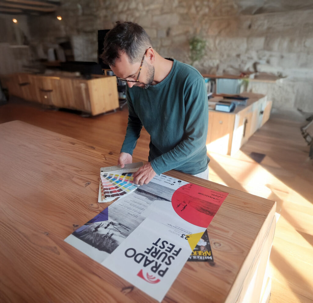 Diseñador de branding en su estudio de vigo